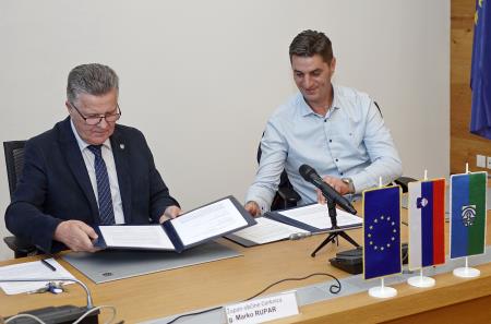 PODPIS POGODBE 05 FOTO TINE ŠUBIC